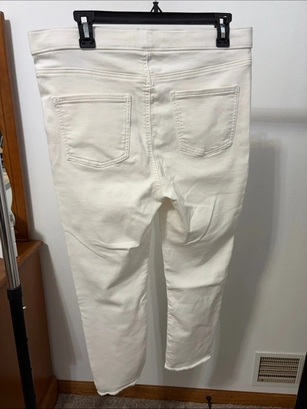 Simply Vera Vera Wang White Straight Leg jegging Jeans with raw hem - Picture 2 of 4